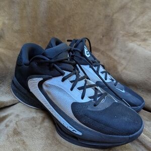 Nike Black and Gray Athletic Shoes with Modern Design